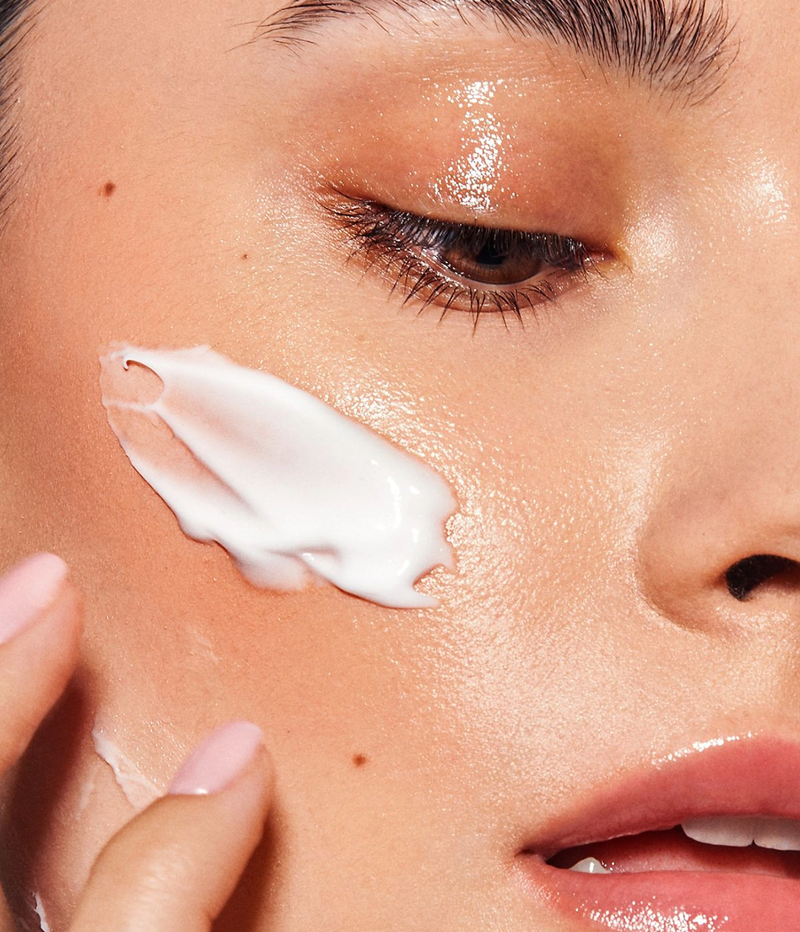 LUWAN moisturizing cream applied on skin